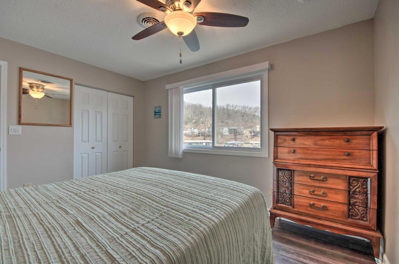 On-The-Water Retreat With Dock Pet Friendly! Villa Lake Ozark Ngoại thất bức ảnh